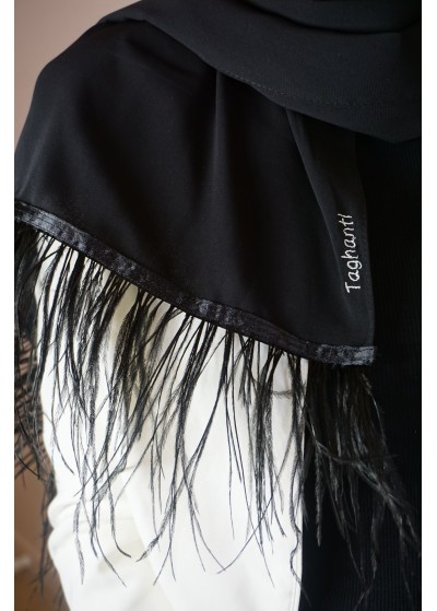 Hijab en soie de médine noir avec des plumes d'autruche