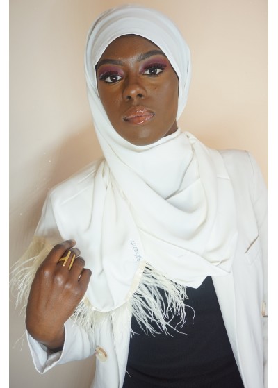 Hijab en soie de médine blanc avec des plumes d'autruche