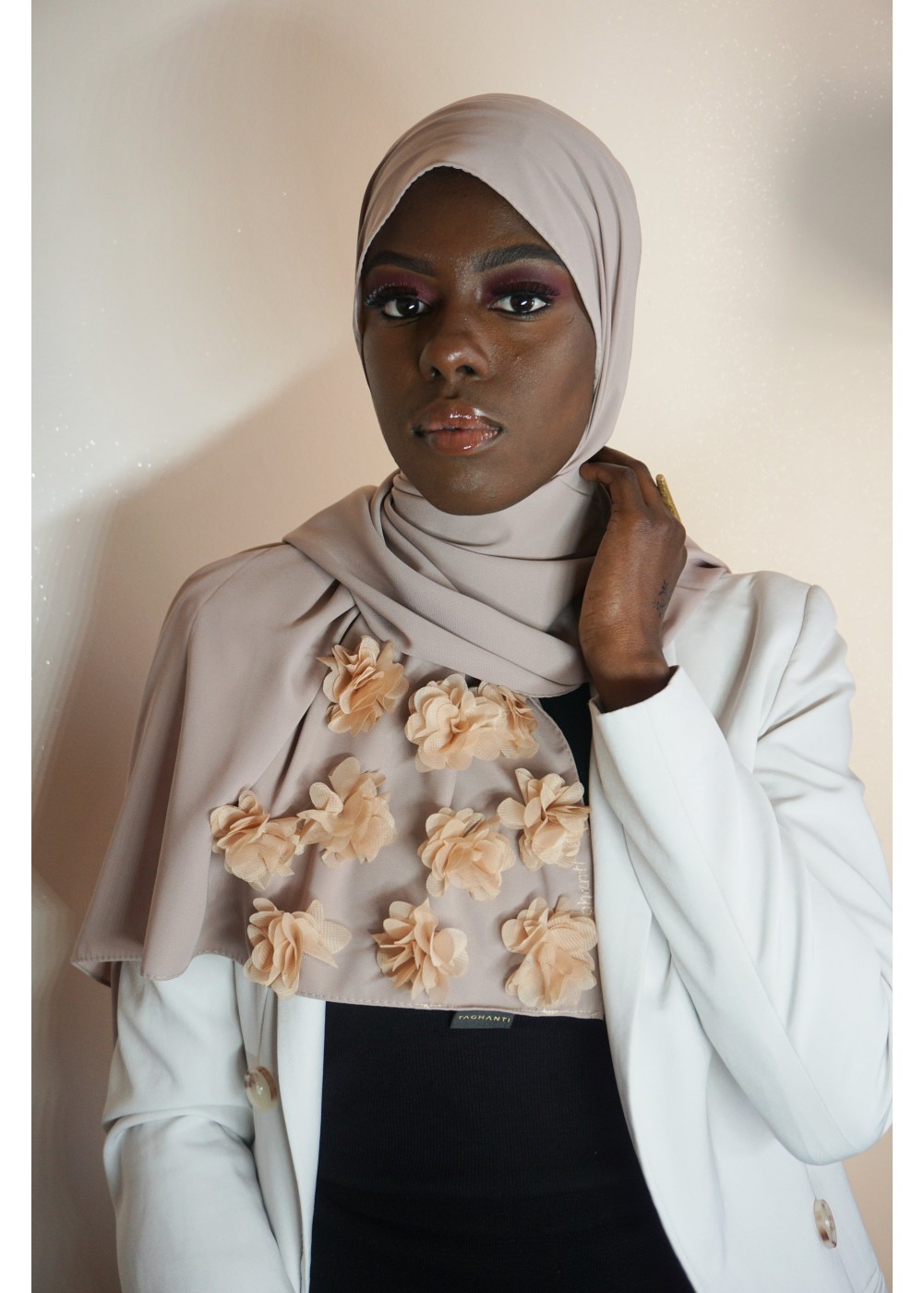 Hijab en soie de médine beige avec des fleurs