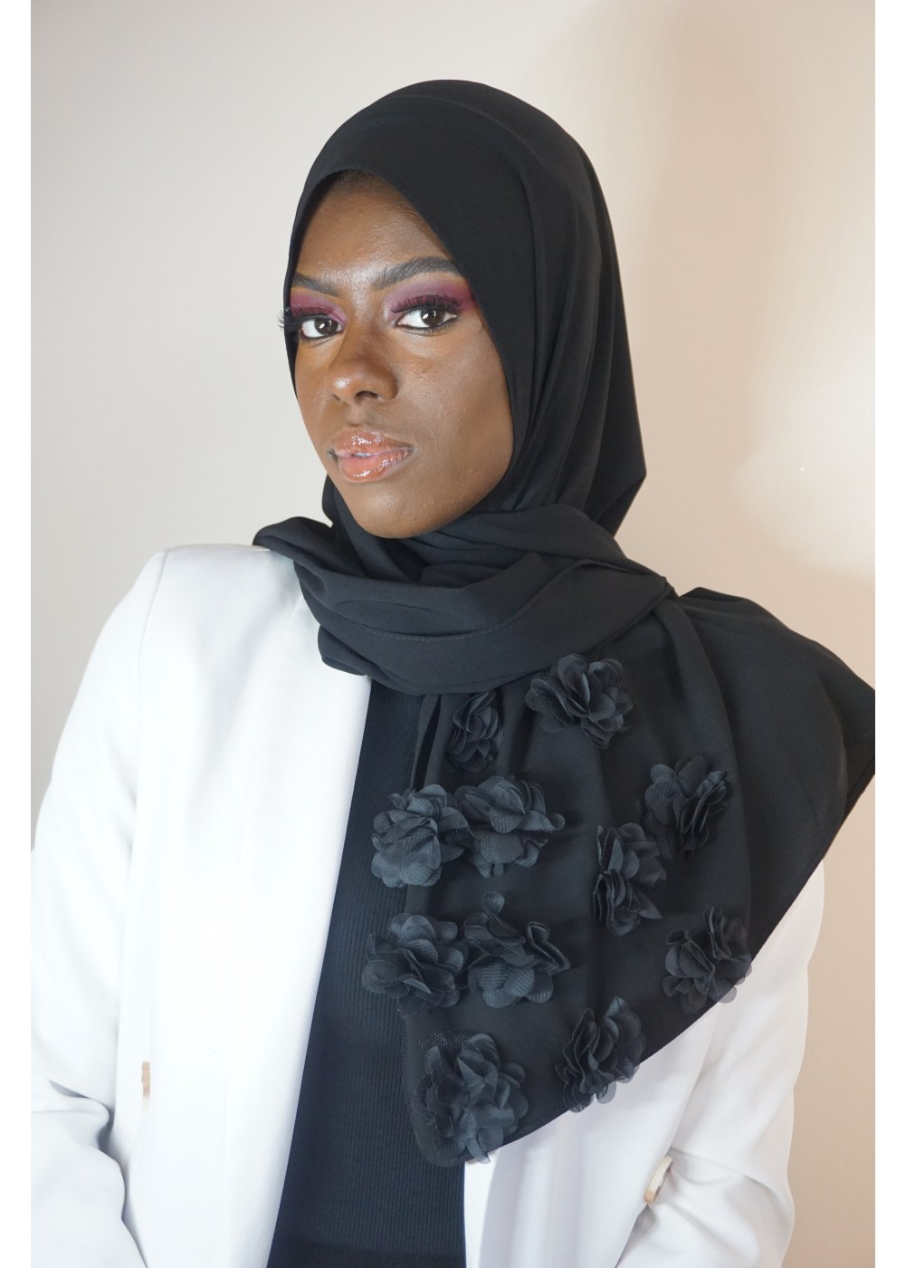 Hijab en soie de médine noir avec des fleurs