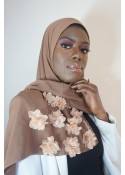 Hijab en soie de médine taupe avec des fleurs